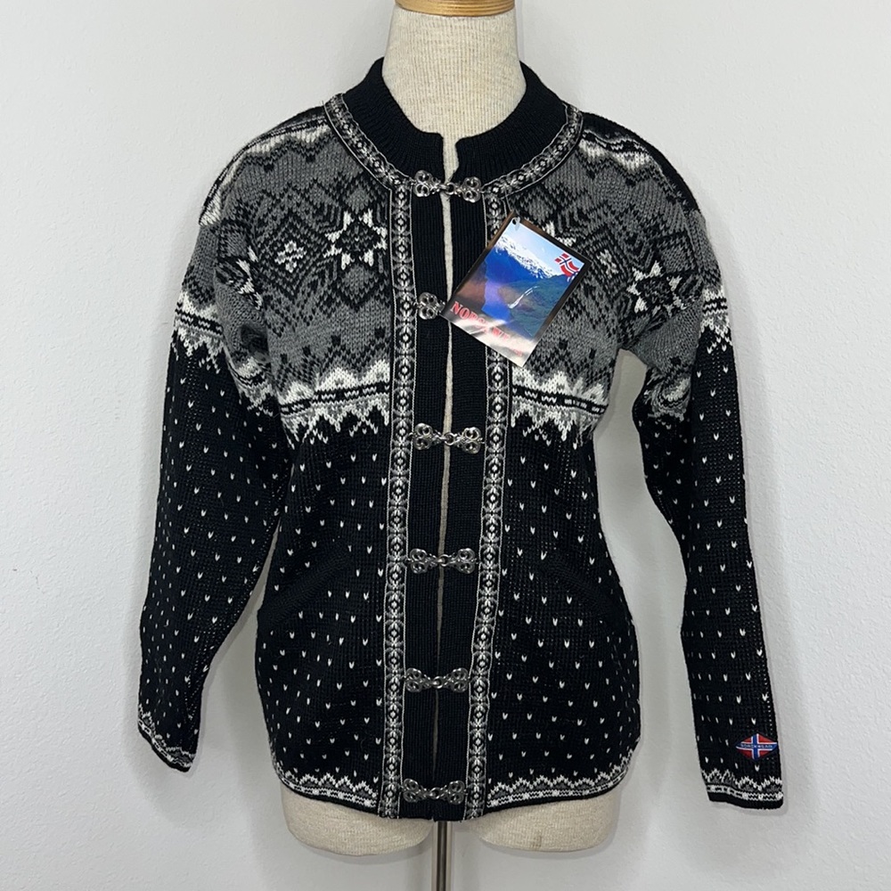 🔹 Norskwear Cardigan Sweater